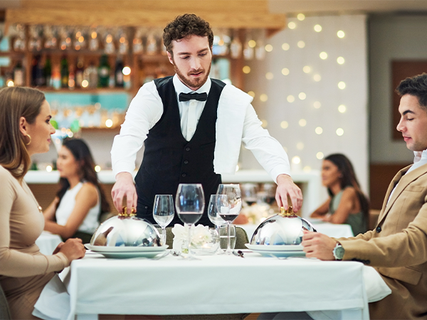 cameriere di ristorante italiano