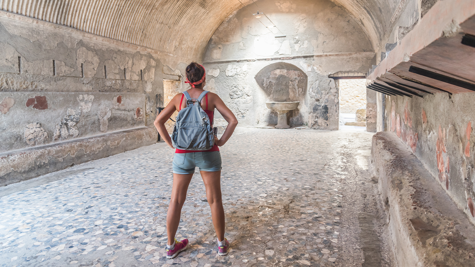 abbigliamento e attrezzatura adatta per una camminata a Ostia Antica