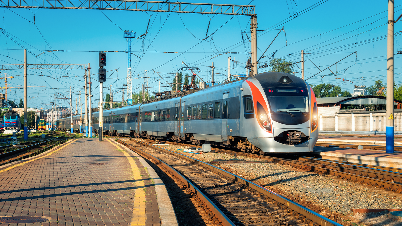 Treno Roma-Lido: la ferrovia rinnovata che collega il centro di Roma con il litorale di Ostia, simbolo della mobilità urbana sostenibile