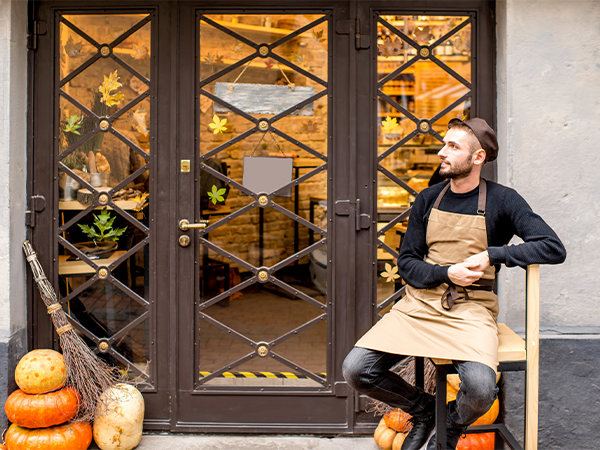 venditore fuori ristorante per convincere turisti ad entrare