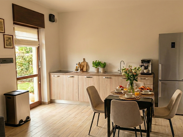 Cucina completamente attrezzata dell'appartamento vacanza Vitinia con elettrodomestici moderni