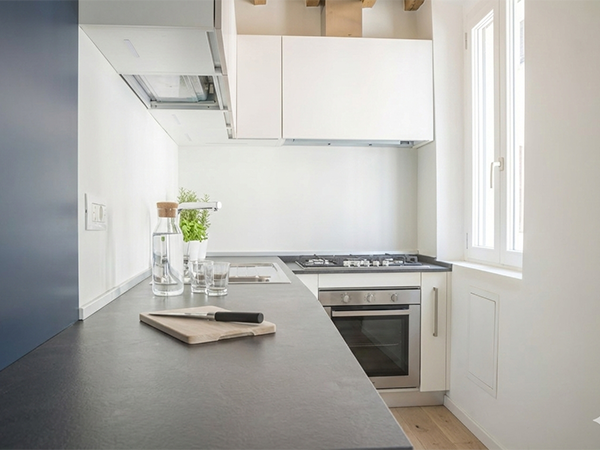 Cucina moderna e funzionale dell'appartamento vacanza fronte mare Ostia