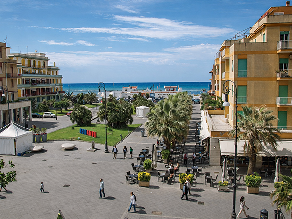 Piazza e zona circostante l'appartamento vacanza a Lido di Ostia, vicino alla spiaggia