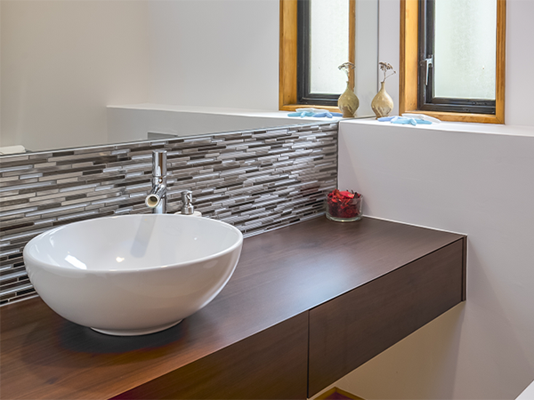 Bagno con finiture in legno dell'appartamento vacanza Torrino, design moderno