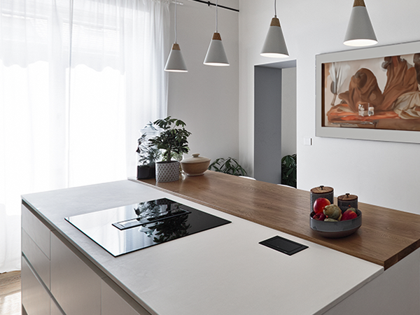 Cucina con penisola centrale dell'appartamento moderno Torrino, recentemente ristrutturato