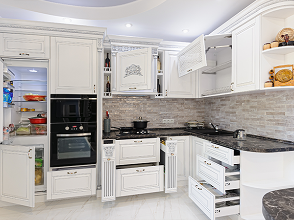 Cucina gourmet della villa Vaticano con isola centrale e elettrodomestici di alta qualità