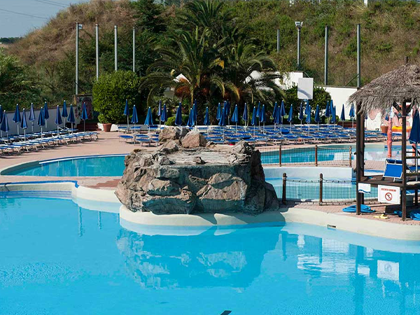 piscina naturale con grossi massi