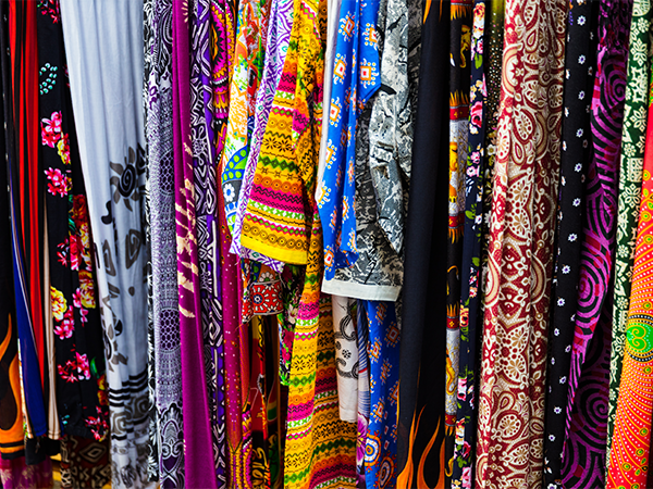 vestiti colorati di ogni genere esposti sui banchi del Mercato di Porta Portese