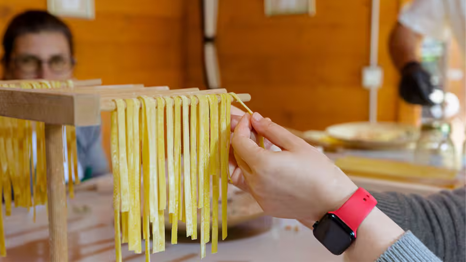 Tagliatelle fresche fatte a mano pronte per la cottura durante il corso di cucina