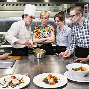 la cucina italiana è il fiore all'occhiello d'italia e roma è la protagonista impara a cucinare dai migliori chef