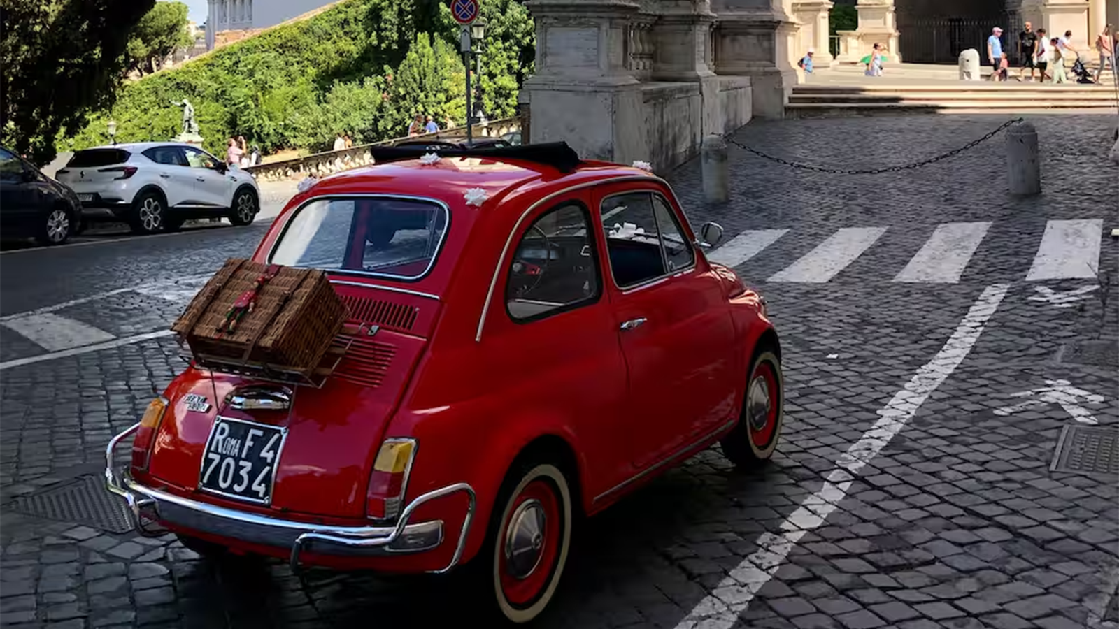 Fiat 500 d'epoca rossa vintage perfettamente restaurata per tour di Roma