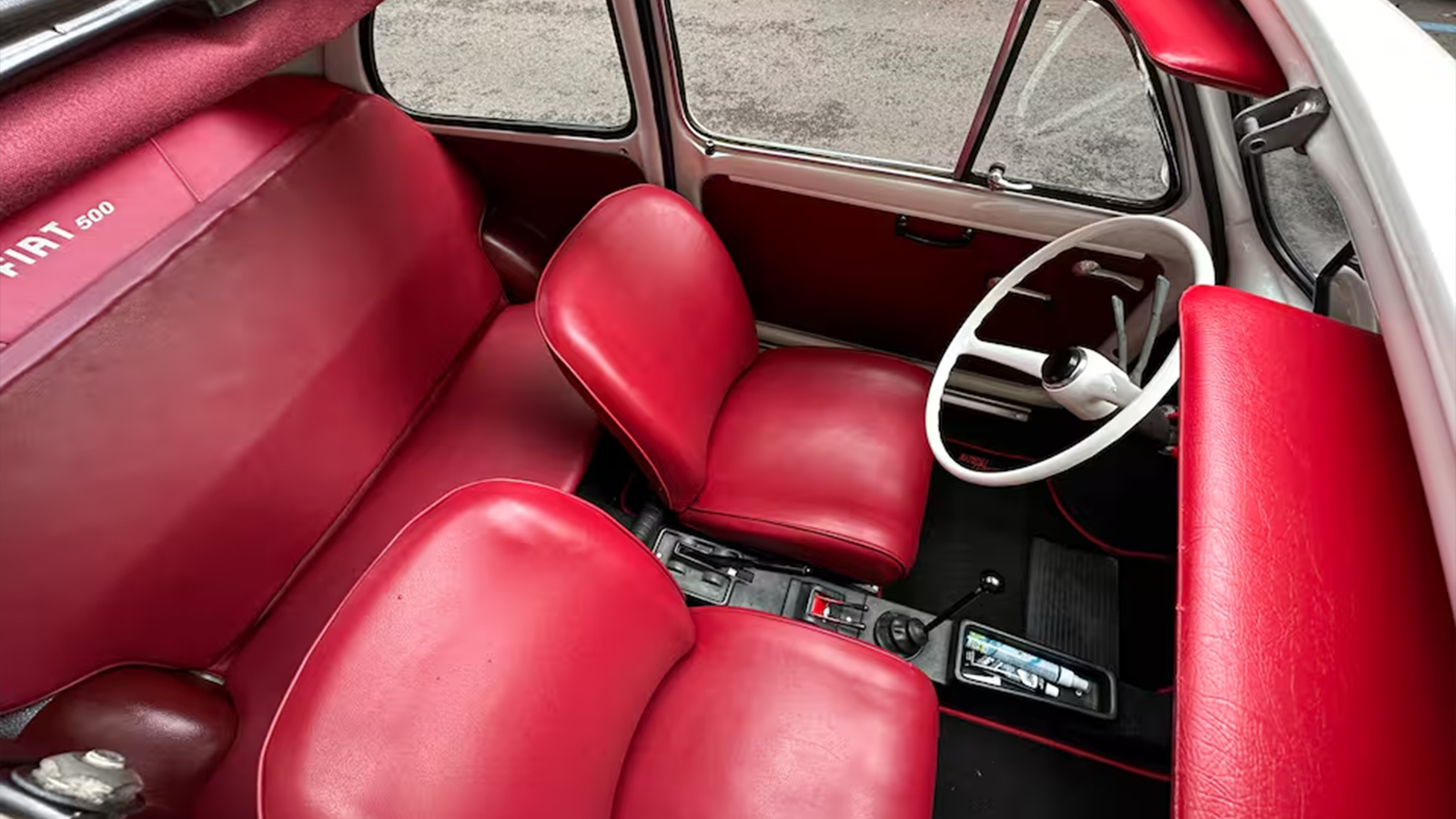 Interni originali in pelle della Fiat 500 vintage con sedili rossi