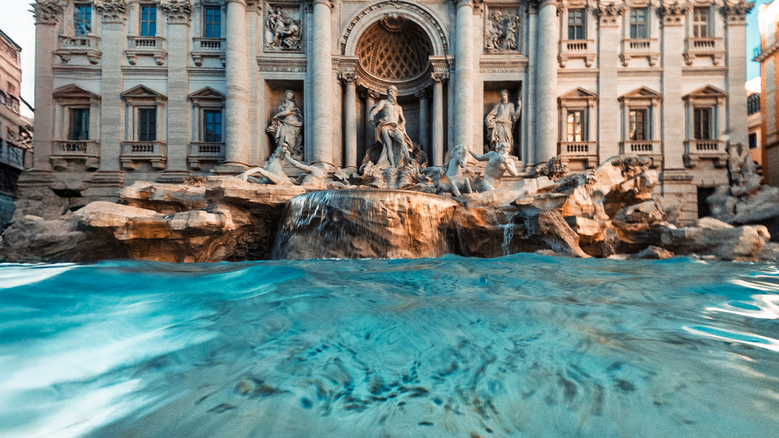 Fontana di Trevi illuminata nel centro di Roma