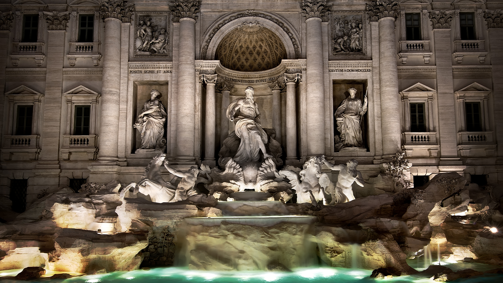 Fontana di Trevi illuminata di notte senza folla turistica durante il tour serale