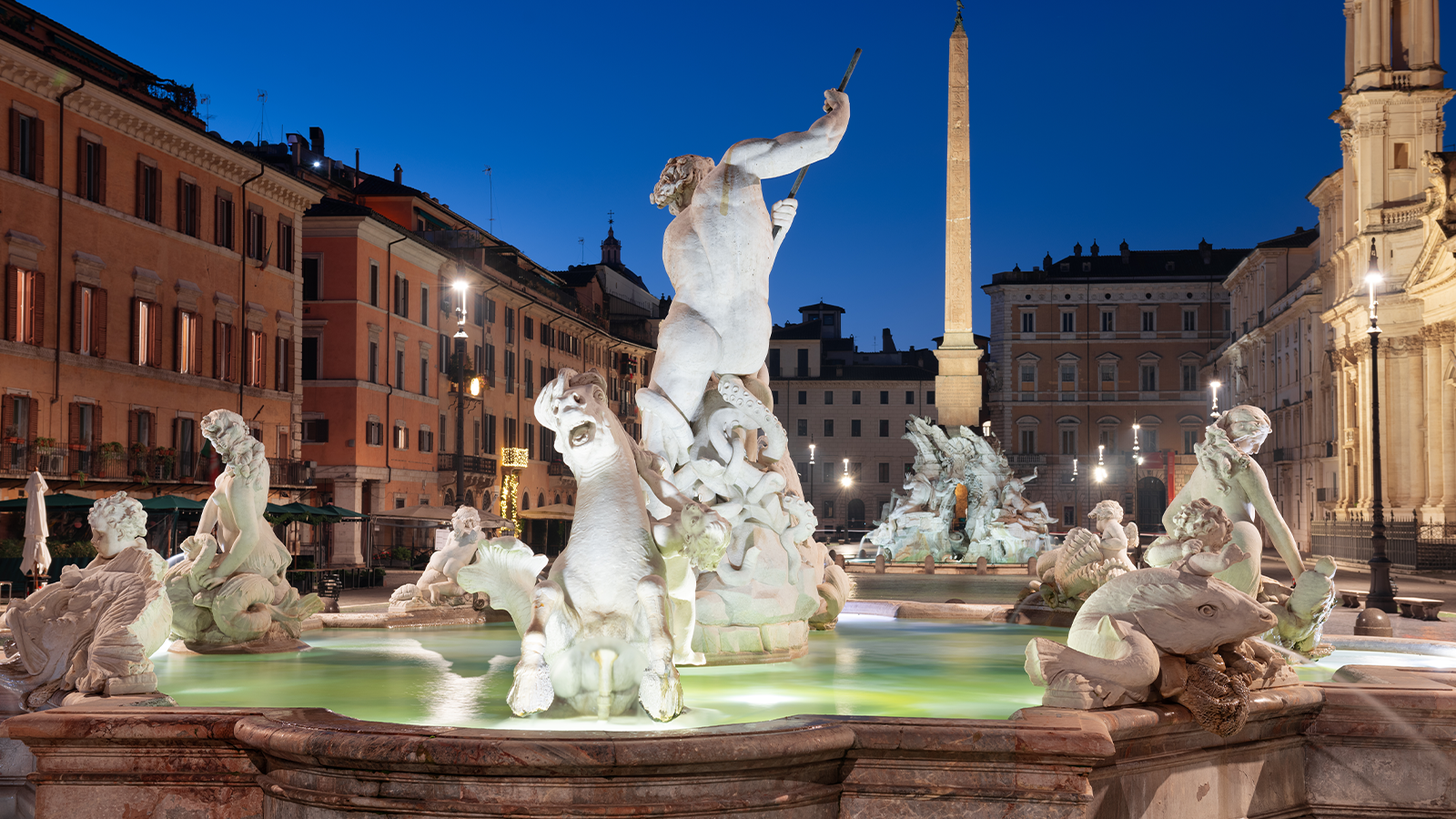 Piazza Navona di sera con fontane barocche illuminate e atmosfera magica