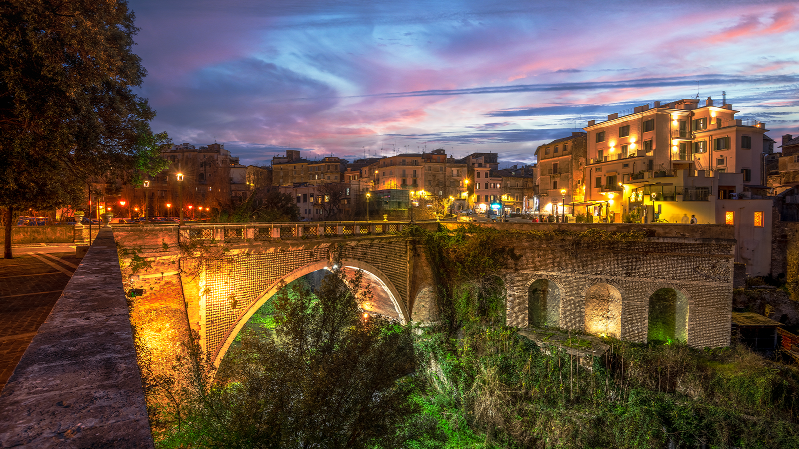 Vicoli romantici di Trastevere illuminati da lampioni antichi di sera