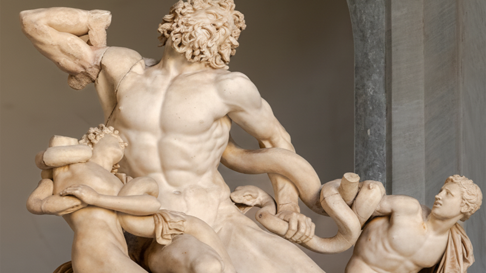 Statua in marmo con serpente nei Musei Vaticani, una delle prime opere del tour guidato