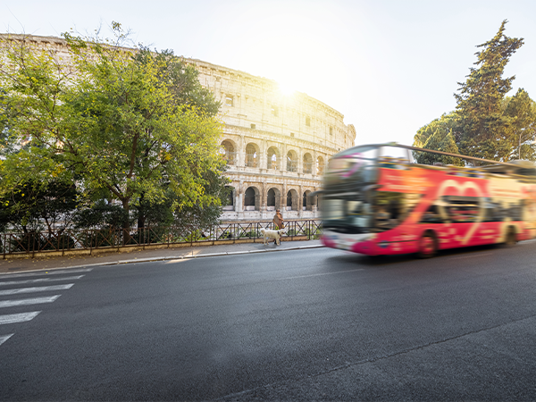 tour virtuale a bordo del pulman in giro per roma centro per riscoprire la storia